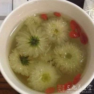 菊花有清肝明目作用，對(duì)眼睛勞損、頭痛、高血壓等均有一定作用