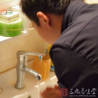 用洁面乳按摩完后，就可以清洗了