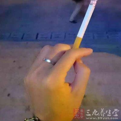 多吃鱼类，经常喝茶等，以减轻烟害。