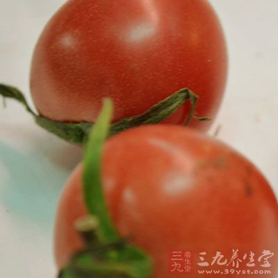 夏季出汗多而易丢失津液，所以适当吃些酸味食物，如番茄、柠檬