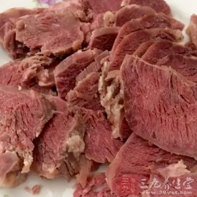 　1.牛胸肉按纹理斜切成牛柳，用淀粉、盐、料酒、葱姜末拌匀上浆，待用。