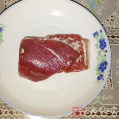 夏枯草30克，猪瘦肉120克