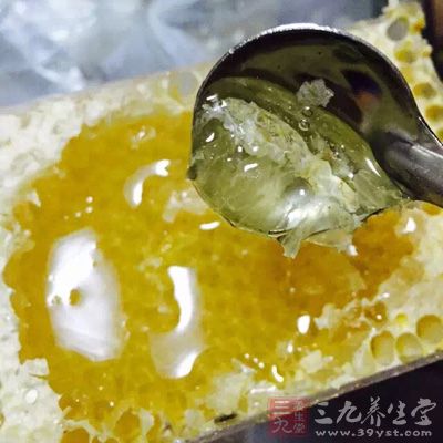 制作蜜枣桂圆粥还需要一大匙蜂蜜