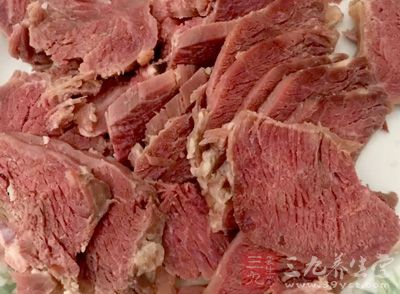 牛肉性平，味甘，有益氣血、補脾胃、強筋骨的作用