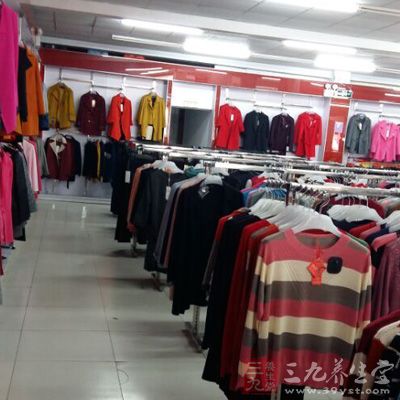 两人跑到街边的老何服装店