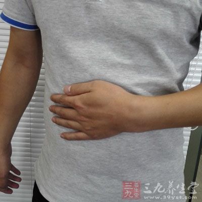 如左上腹持续疼痛，伴有阵发加剧