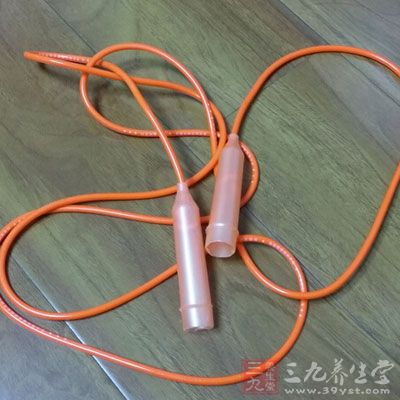 做个简单的有氧运动，跳绳一百下或是原地慢跑五分钟