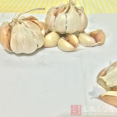 大蒜。具有抗菌消炎、抗感染的作用