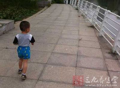 正确选择给宝宝洗头的时机