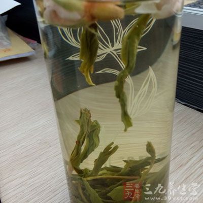 避免茶、咖啡及酒精类饮品。