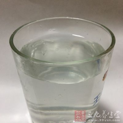 每天清晨空腹飲1—2杯開水或蜂蜜水