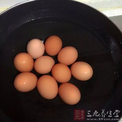 食用未熟透的鸡蛋人体不易吸收