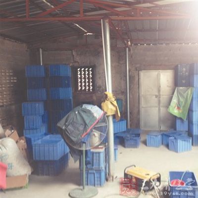 达埔镇岩峰村的餐具消毒厂，条件简陋，卫生堪忧