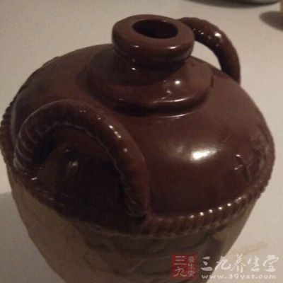 由于大量酒精会杀死大脑神经细胞