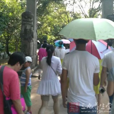 男人在陪女人逛街时，血压会骤然升高