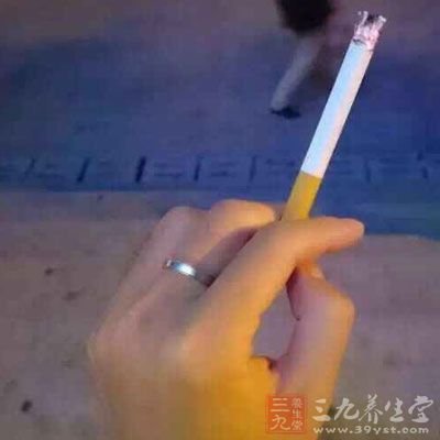 用食指和中指的指头拿香烟