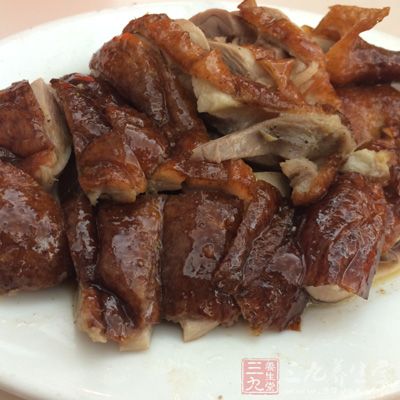 應(yīng)吃些清淡食物，多吃植物油少吃動(dòng)物油