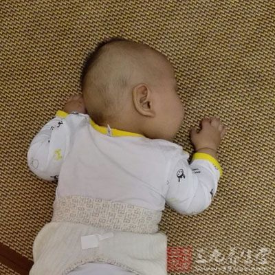 趴着睡觉多见于一些幼小的孩子