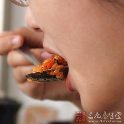 吃飯時(shí)說話，還可能引起嗆噎