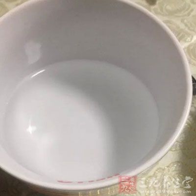 保证每天喝2000毫升水，其中有一部分好是电解质饮料