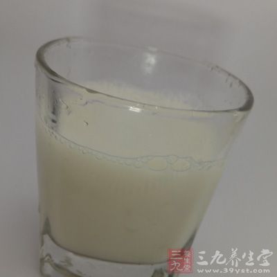 牛奶中的蛋白質(zhì)能中和胃酸而使胃痛緩解