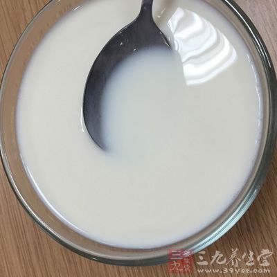 雞蛋不易和牛奶一起食用，不宜和豆?jié){一起吃