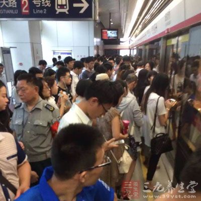 地铁 玩手机-潘嵩