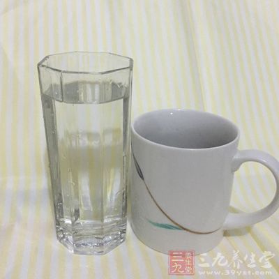 而在秋天,多喝水才能保证肺和呼吸道的润滑 而在秋天,多喝水才能保证肺和呼吸道的润滑