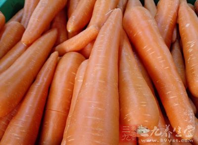 胡萝卜素属脂溶性，和肉一起炖最合适，既达到暖胃目的，又吸收了炖肉的香气