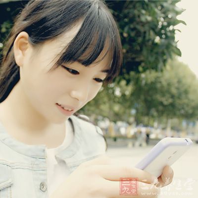 人物-美女 街拍 低头玩手机9162-养生信息事业部-图片组-熊熊拍摄-王妍雅修