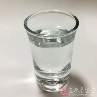 大量或經(jīng)常飲酒，會使肝臟發(fā)生發(fā)炎、腫大，影響生殖、泌尿系統(tǒng)。