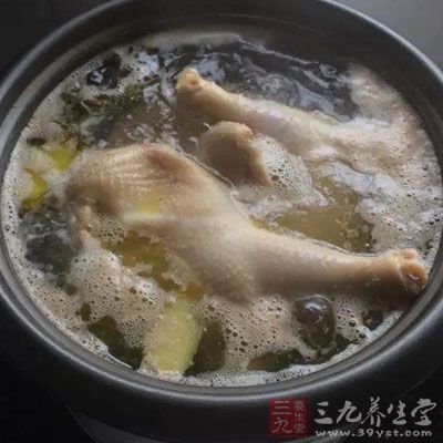 生姜30克，乌骨母鸡1只，调料适量。