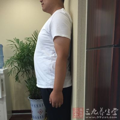 教练提醒：练习者在锻炼过程中肩膀要保持水平，不能耸起;后脑要贴住墙面，不要低头，动作要缓慢，才能达到更好的锻炼效果。