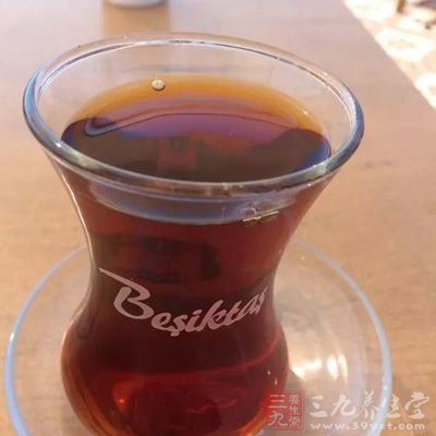 姜棗茶：生姜3片，大棗5枚(打碎)，以沸水沖泡代茶飲用