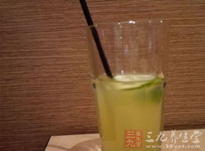 千萬(wàn)不要讓喝甜飲料成為補(bǔ)水的主要方式