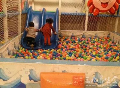 新生儿容易呕吐的生理特点