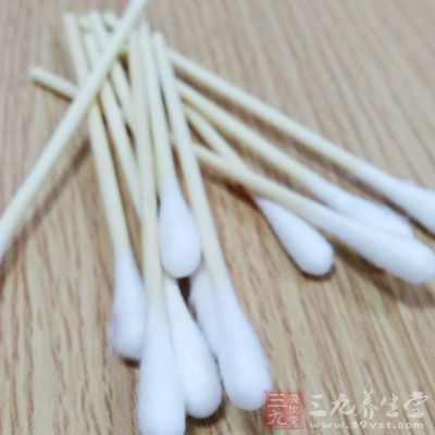 鼻塞使用细棉棒、吸鼻器