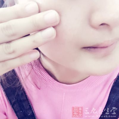 补水的频率应视各人皮肤状况而定 补水的频率应视各人皮肤状况而定