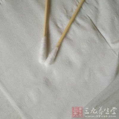 75%酒精浸濕的棉棒