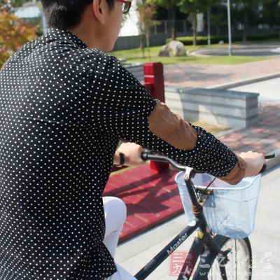 模拟蹬自行车踏板的方式交替训练腹肌的方式