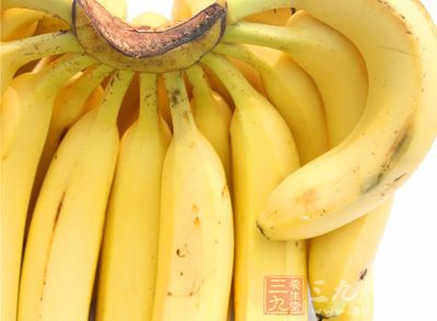 香蕉中含有维生素B6，能够稳定情绪，并能减轻腹部疼痛