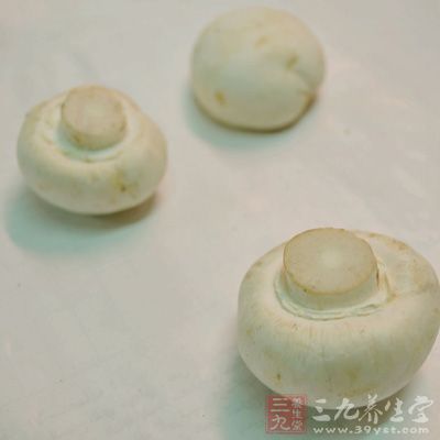 莴笋100g，红，黄彩椒各30g，里脊肉100g，蘑菇60g