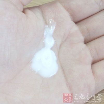 中性皮肤油脂适中，对外界刺激不太敏感，适合选择乳液类护肤品。