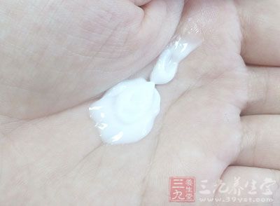 保湿喷雾可以在皮肤变得干燥的时候补充水分