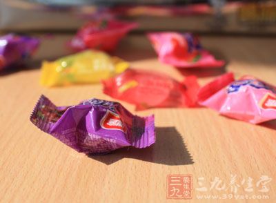 吃一片香口胶或者薄荷糖，无疑也有助于提神醒脑