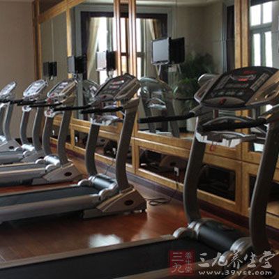 纯有氧运动减肥就是在健身房只用跑步机、登山机等