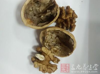 在每次吃饭之前，吃一个核桃仁