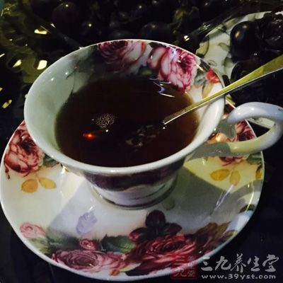 将红茶和老姜用细纱布包好，热水冲泡即可饮用