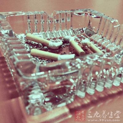 身体在对食物积极消化、吸收的同时，对香烟烟雾的吸收能力也增强，吸进的有害物质也增加。