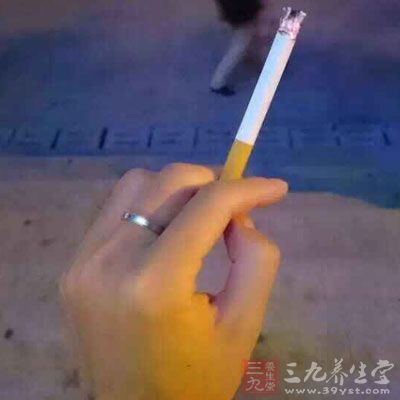 抽烟男子如何改变唇齿颜色